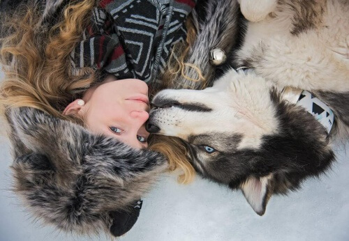 Cão resgatado e dona