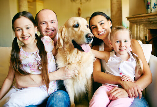 Família com cachorro