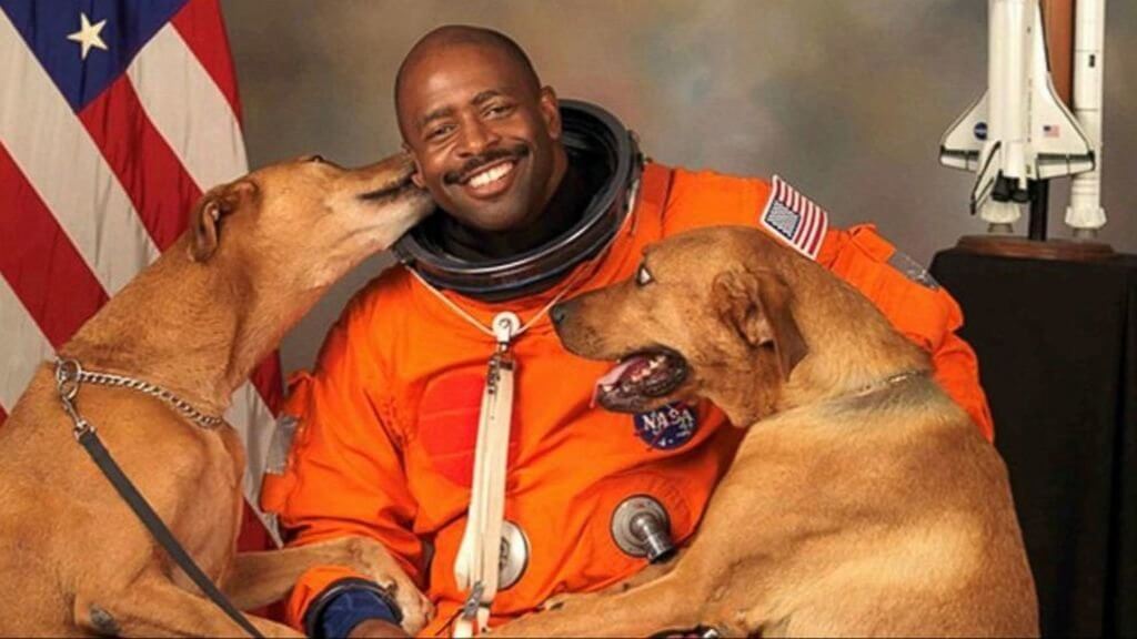 O astronauta que quis posar na foto com seus cachorros