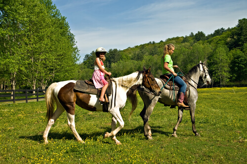 Meninas andando de cavalo
