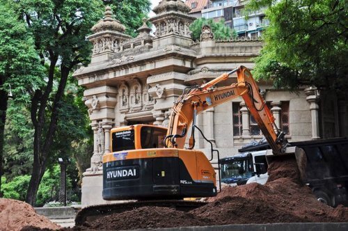 Escavadeira trabalhando na área do zoológico de Buenos Aires