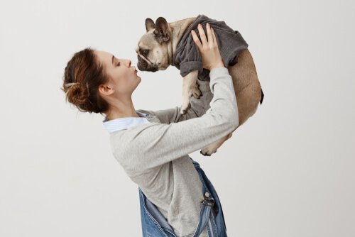 Moça com cachorro