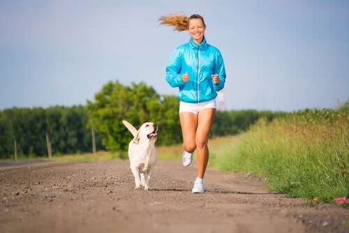 Mulher correndo com cão