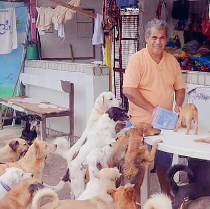 Seu Alberto com cães