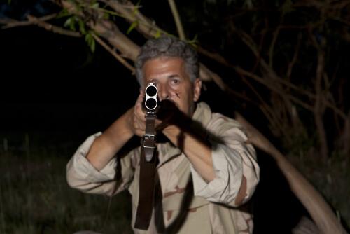 Caçador empunhando um rifle