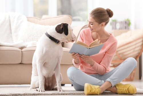 Mulher com livro e cachorro