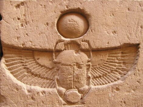 Um escaravelho egípcio esculpido em pedra.