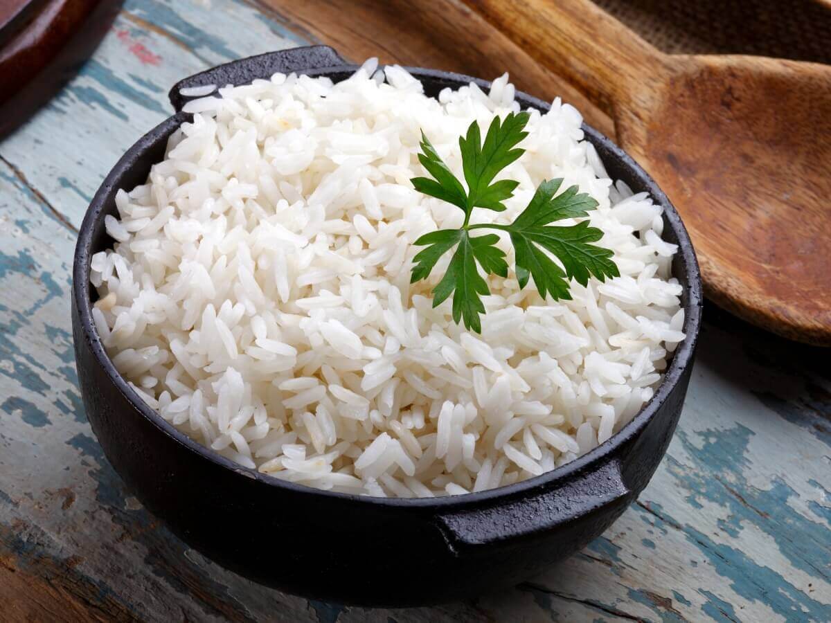 Uma tigela de arroz branco.