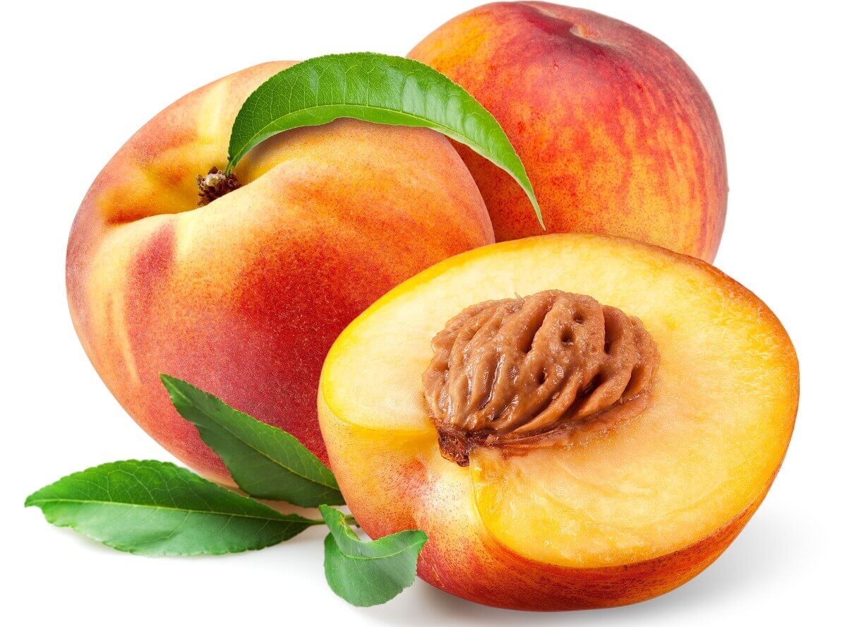 Pêssegos em um fundo branco.