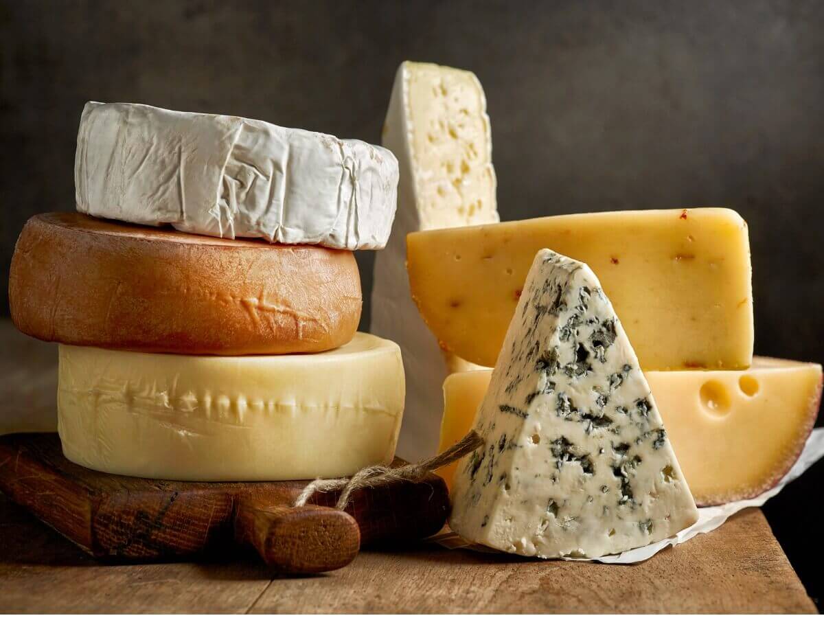 Tipos de queijo na mesa.
