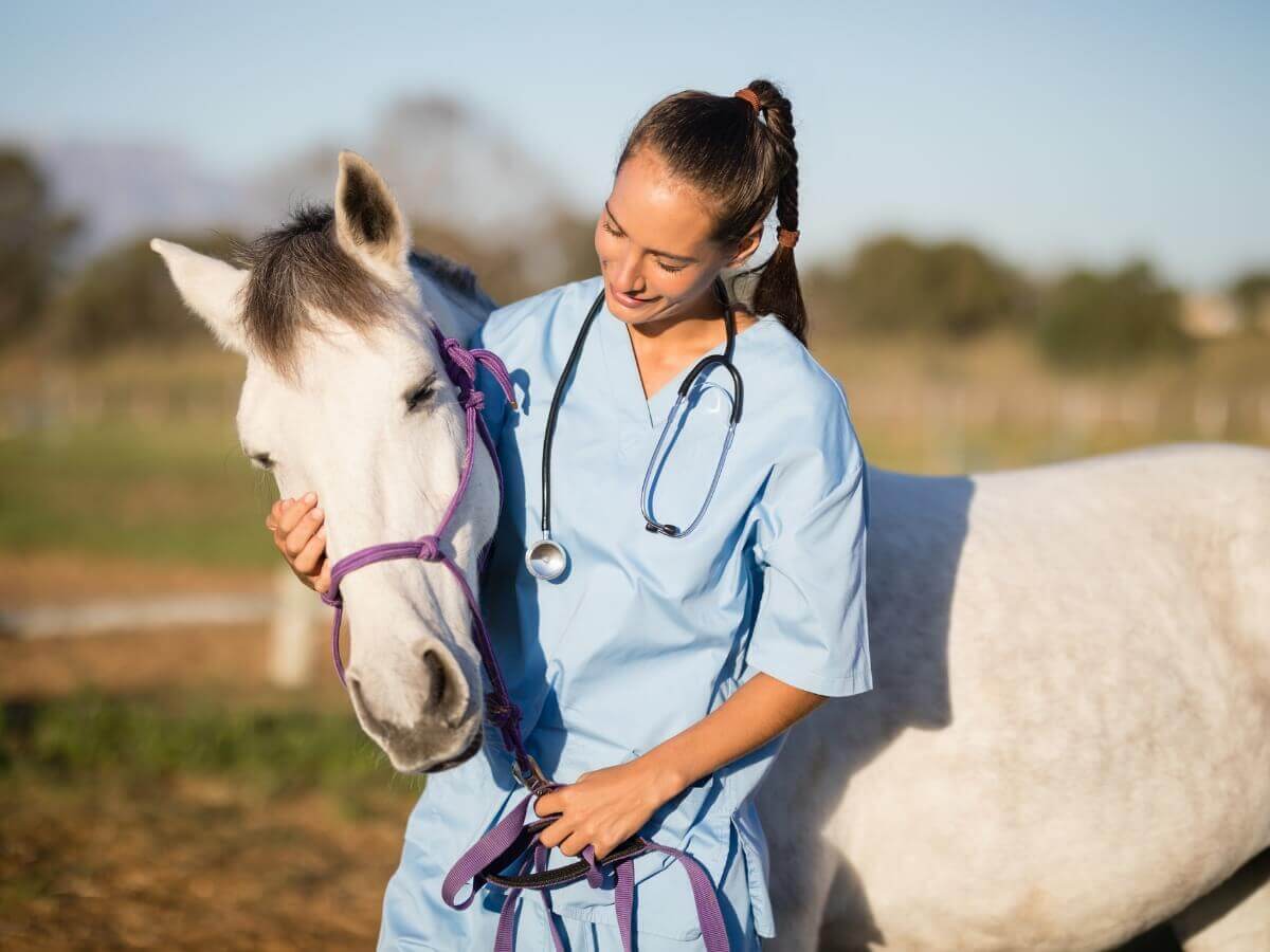 Uma mulher abraça um cavalo com gripe equina.